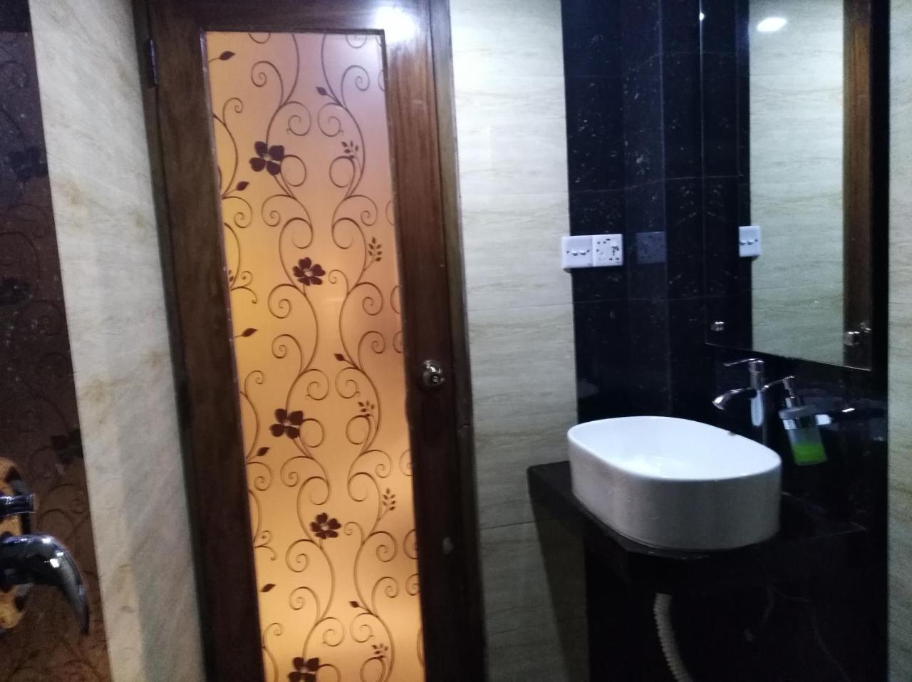 Bottomhill Palace Hotel Sylhet Buitenkant foto